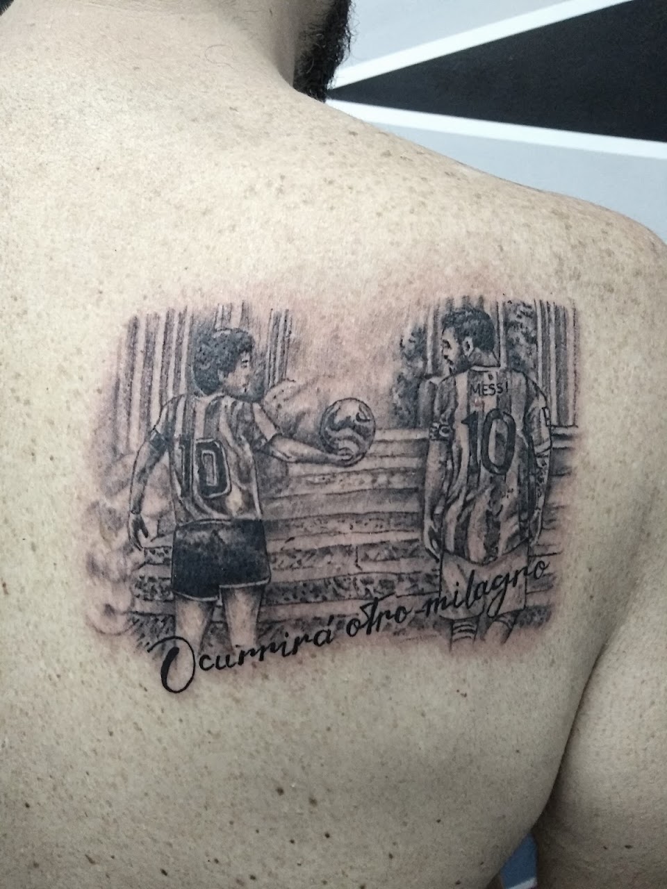 Tatuaje realista en espalda